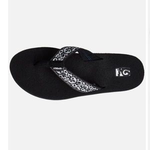 Teva mush 11 flip flops sandals size 5.
